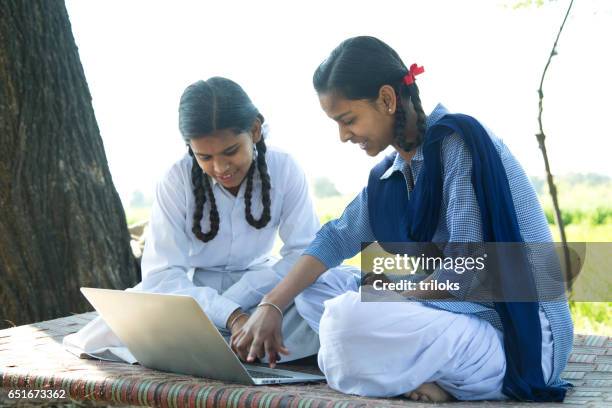 meninas da escola usando laptop - local girls - fotografias e filmes do acervo