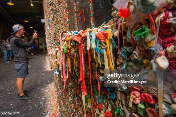 gum wall - pike place market stock pictures, royalty-free photos & images