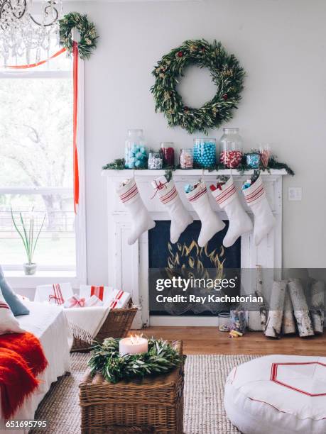 fireplace with stockings - gift hamper imagens e fotografias de stock