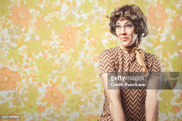volwassen vrouw retro seventies style - vrouw behangen stockfoto's en -beelden