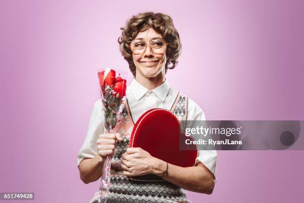 erwachsenen nerd frau auf der suche nach liebe - valentine card stock-fotos und bilder