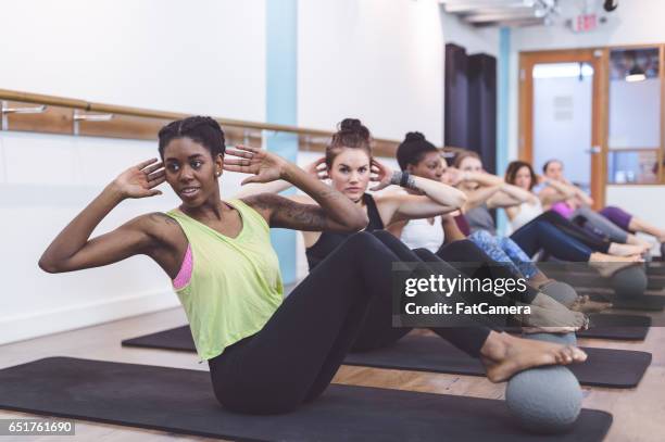 multi-etnische groep vrouwen barre training - bars stockfoto's en -beelden