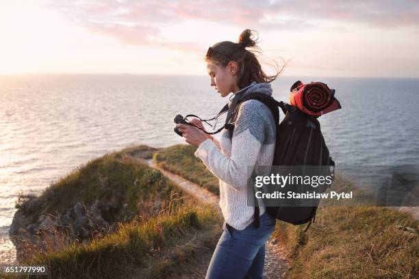 girl checking camera near ocean - haute normandie 個照片及圖片檔