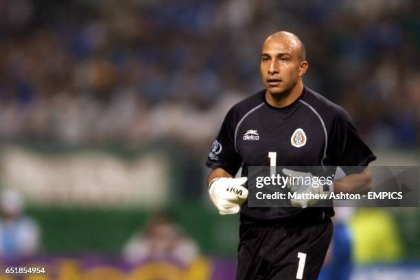 Mexico's goalkeeper Oscar Perez