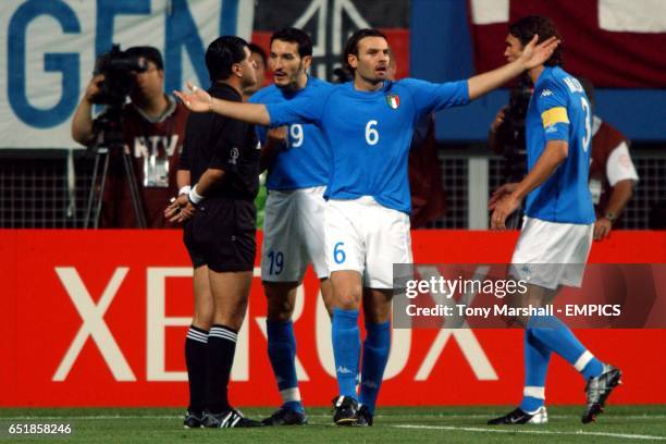 Italy's Paolo Maldini, Cristiano Zanetti and Gianluca Zambrotta protest to Referee Byron Moreno after he disallowed a goal