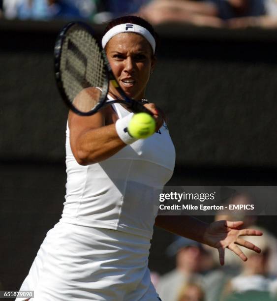 Jennifer Capriati returns a forehand against Marta Marrero