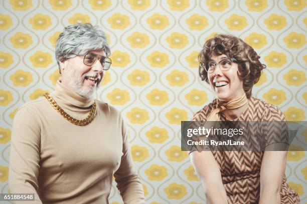 retro seventies style paar - vrouw behangen stockfoto's en -beelden