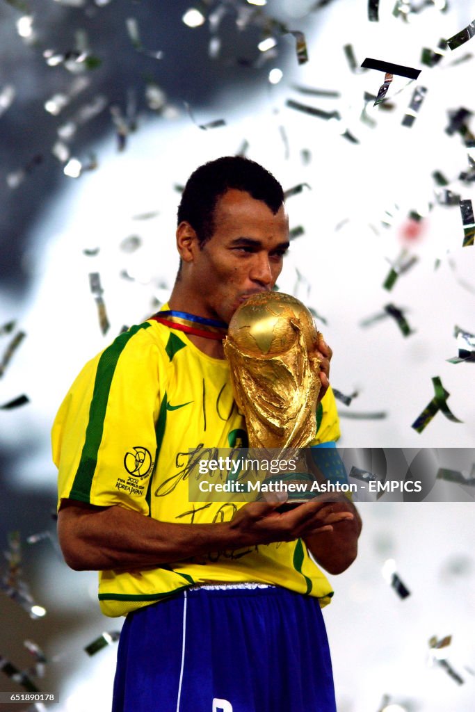 Cafu The Brazil Captain Kisses The FIFA World Cup Trophy Fotograf a De cafu-the-brazil-captain-kisses-the-fifa-world-cup-trophy-fotograf-a-de