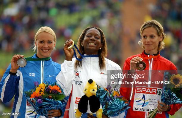 Great Britain's gold medalist Ashia Hansen celebrates with Finland's silver medalist Heli Koivula and Russia's bronze medalist Yelena Oleynikova