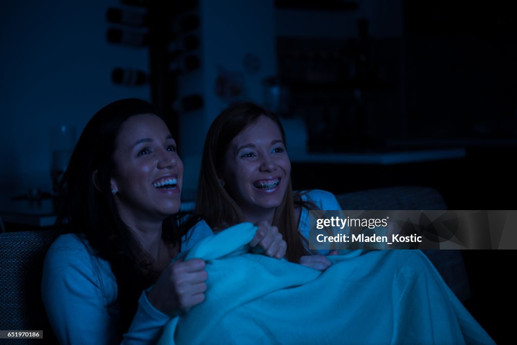 Twee vrouwen samen tv kijken komedie film