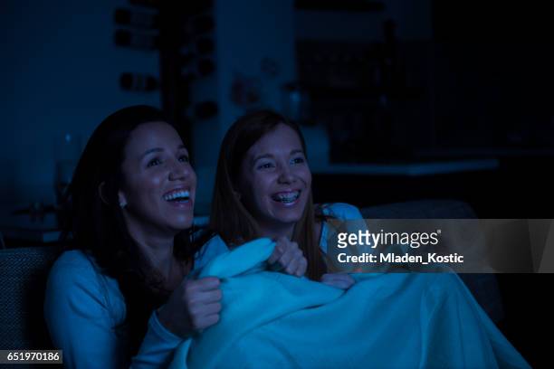 兩個女人在一起，看電視喜劇電影 - funny lesbian 個照片及圖片檔
