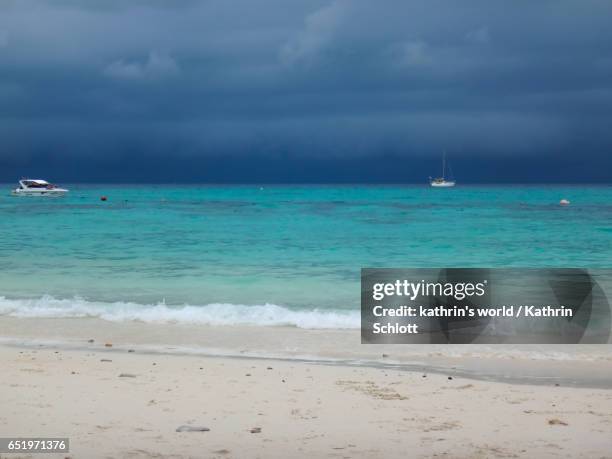 thunderstorm at the sea - wolkengebilde stockfoto's en -beelden