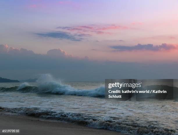 pink sunset - wolkengebilde stockfoto's en -beelden