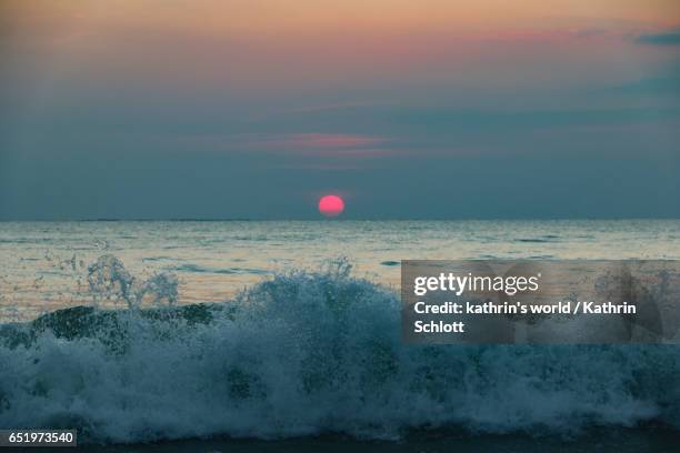 wavy sunset - brandung fotografías e imágenes de stock