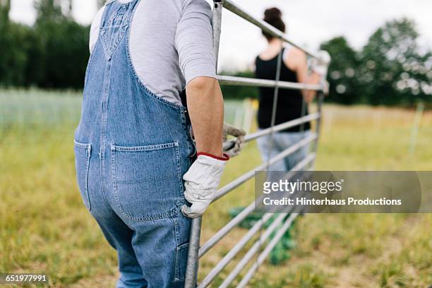 farmer building pen - fences 2016 film stock-fotos und bilder