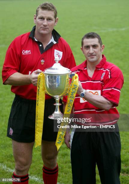 London Welsh's Chad Eagle and Nuneaton's Martin Smith pose together with the Powergen Cup before the third round match