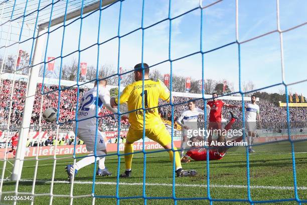 Robin Quaison of Mainz scores his team's first goal during the Bundesliga match between SV Darmstadt 98 and 1. FSV Mainz 05 at...
