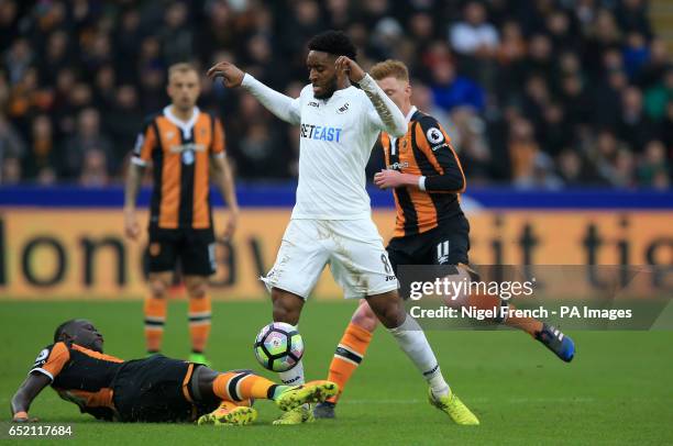 Swansea City's Leroy Fer and Hull City's Oumar Niasse battle for the ball during the Premier League match at the KCOM Stadium, Hull.