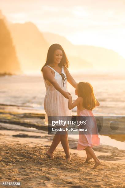 euraziatische moeder speelt met haar jonge dochter op hawaii strand - fat guy on beach stockfoto's en -beelden