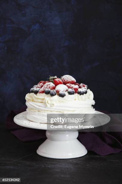 pavlova dessert with berries - cakestand stock-fotos und bilder