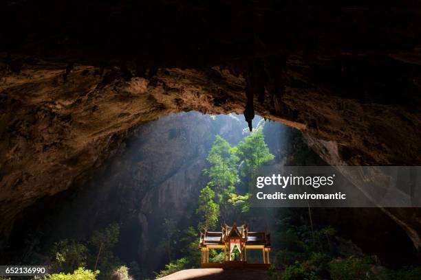 sala royal phra nakorn caverna em khao sam roi yot, prachuab khiri khan, tailândia. - hua hin thailand - fotografias e filmes do acervo