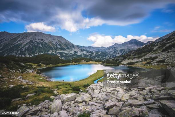 lake in piringebergte - bulgarije stockfoto's en -beelden