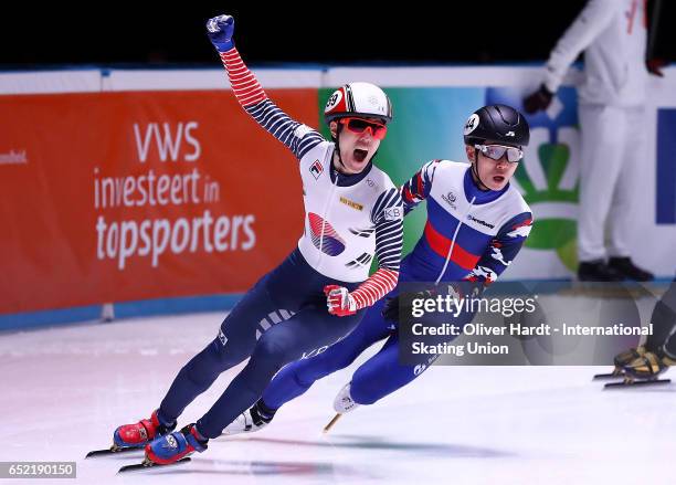 Sin da Woon of Korea competes during the Mens 1500m finals race during day one of ISU World Short Track Championships at Rotterdam Ahoy Arena on...