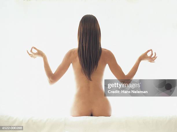 nude woman meditating - espalda humana fotografías e imágenes de stock