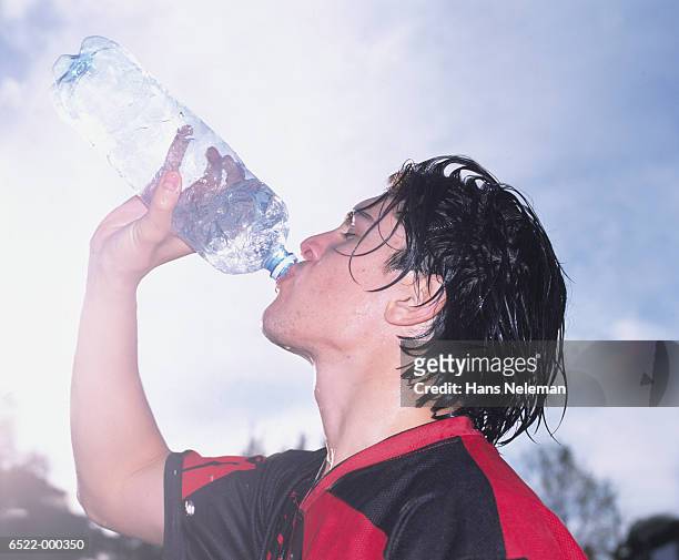 soccer player drinking water - mann wasser trinken sport stock-fotos und bilder