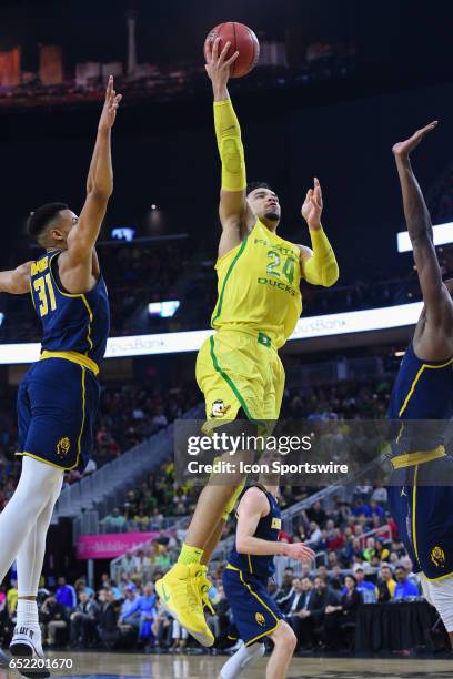 Oregon forward Dillon Brooks drives to the basket during the semifinal game of the Pac-12 Tournament between the Oregon Ducks and the California...