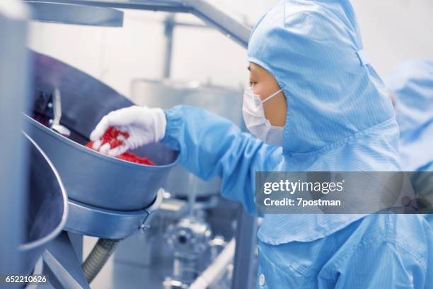 fábrica farmacéutica trabajador - fábrica farmacéutica fotografías e imágenes de stock
