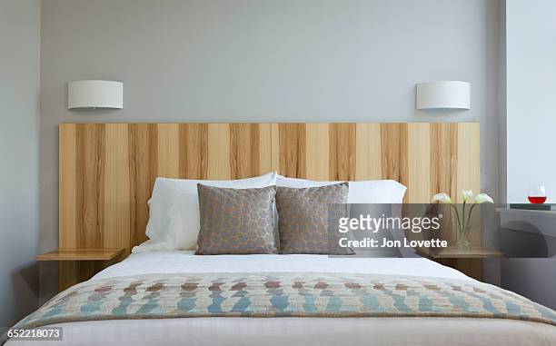 pillows and bed in luxury bedroom - habitación de hotel fotografías e imágenes de stock