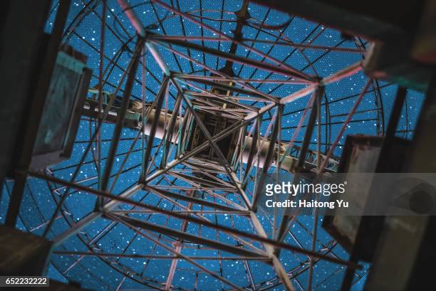 looking at starry sky from below a radio telescope antenna - equipamento de telecomunicações imagens e fotografias de stock