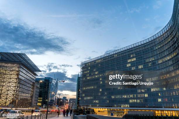 european commission and council buildings along rue de la loi - commission européenne photos et images de collection