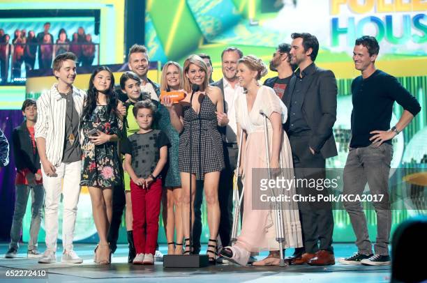 Actor Candace Cameron Bure and fellow cast members of 'Fuller House' accept the award for Favorite Family TV Show at Nickelodeon's 2017 Kids' Choice...