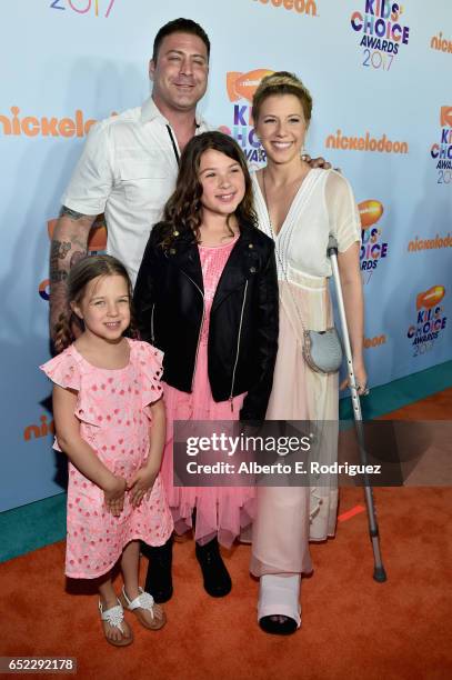 Actress Jodie Sweetin, Justin Hodak and daughters Beatrix Carlin Sweetin Coyle and Zoie Laurel May Herpin at Nickelodeon's 2017 Kids' Choice Awards...