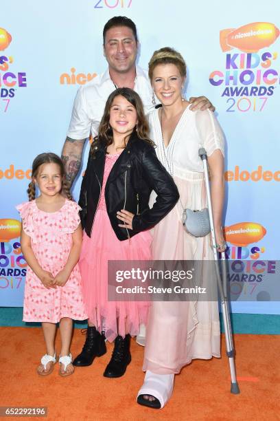 Actress Jodie Sweetin, Justin Hodak and daughters Beatrix Carlin Sweetin Coyle and Zoie Laurel May Herpin at Nickelodeon's 2017 Kids' Choice Awards...