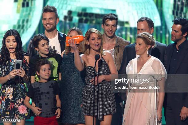 The cast of 'Fuller House' accepts the award for Favorite TV Show-Family onstage at the Nickelodeon's 2017 Kids' Choice Awards at USC Galen Center on...