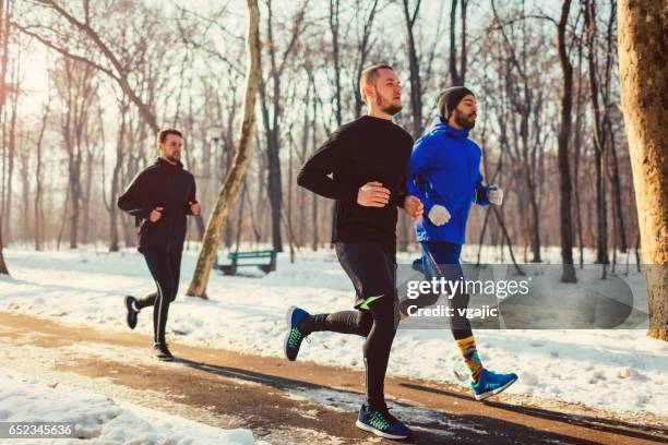 running-team - laufen winter stock-fotos und bilder