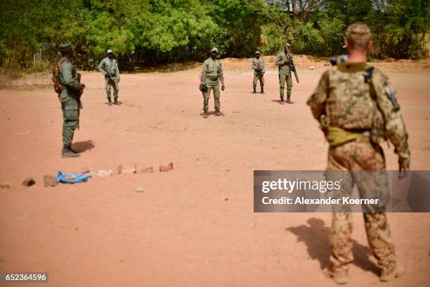 Soldiers of the Bundeswehr, the German Armed Forces, gives advice to the Officers in command of the Malian Armed Forces during a tactical training on...
