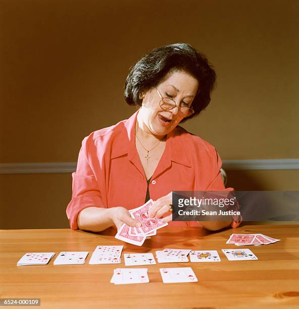 woman playing solitaire - patience stockfoto's en -beelden