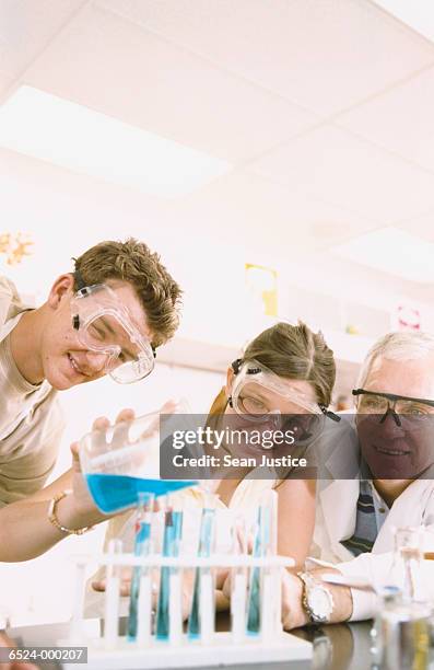 teacher and students in lab - science lab school stock-fotos und bilder