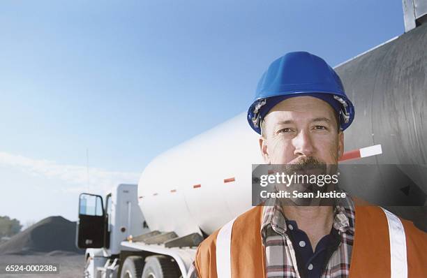 worker and fuel truck - 燃料トラック ストックフォトと画像