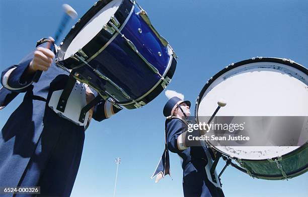 girls playing bass drums - banda de marcha fotografías e imágenes de stock