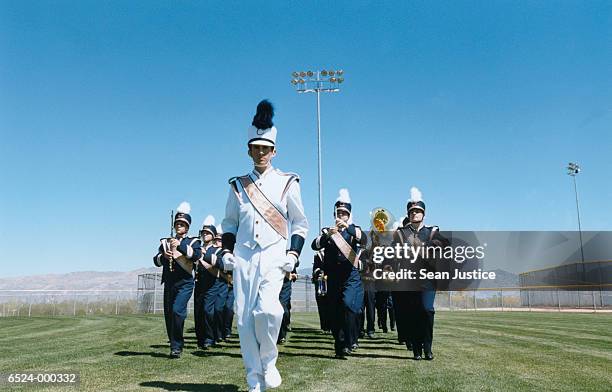 marching band in field - banda de marcha fotografías e imágenes de stock