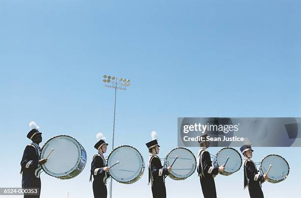 marching band drummers in row - banda de marcha fotografías e imágenes de stock