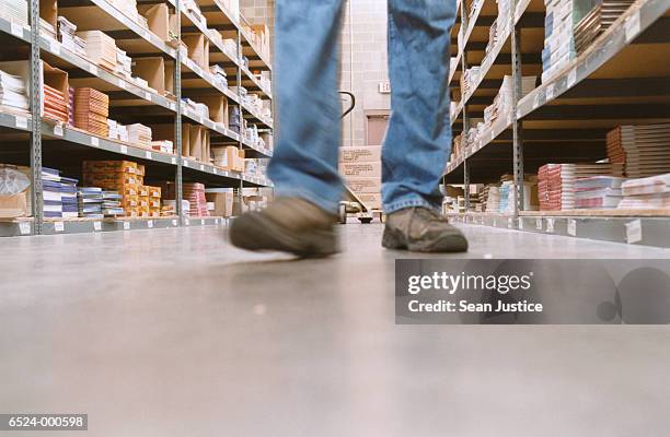 warehouse worker in aisle - unterer teil stock-fotos und bilder