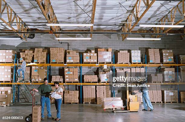 warehouse workers - post structure - fotografias e filmes do acervo