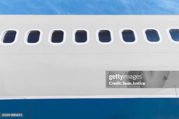 windows in airplane fuselage - fuselage fotografías e imágenes de stock