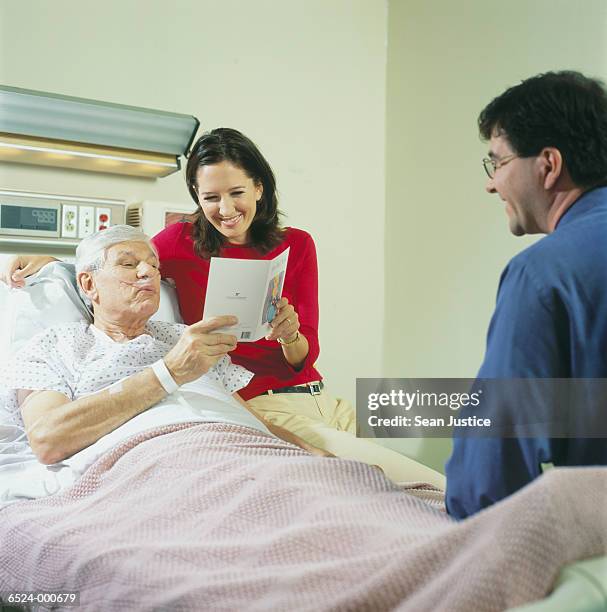 couple visiting patient - get well card stockfoto's en -beelden